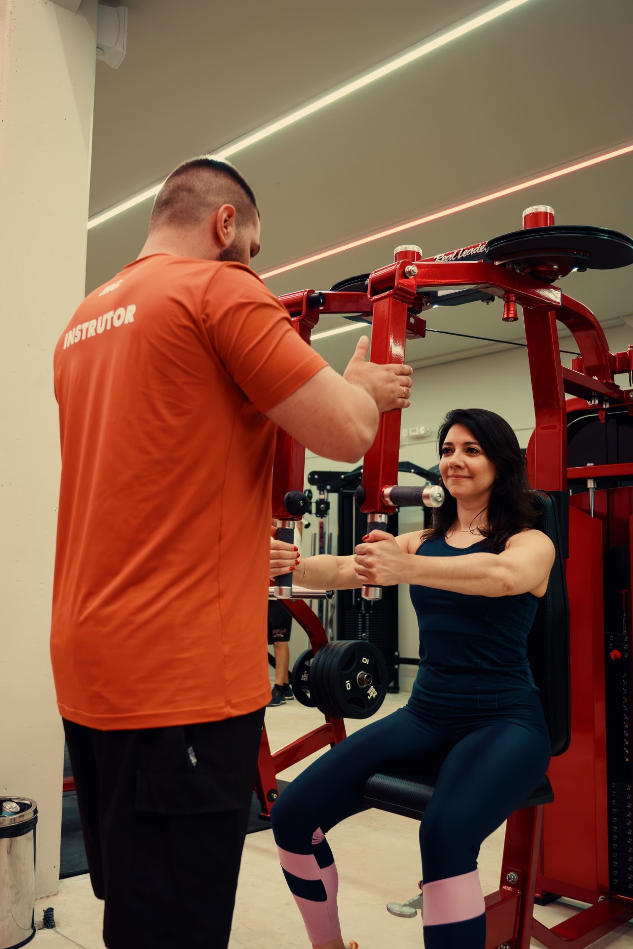 Instrutor e aluna treinando